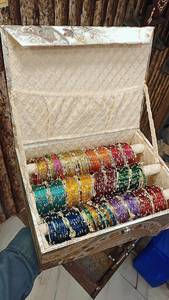 Juego de Brazaletes de Cristal Estilo Cachemir, Caja Combinada con Brazaletes de Hilo Multicolor para Mujer, Regalo de Joyería para Festivales - Product Image 1