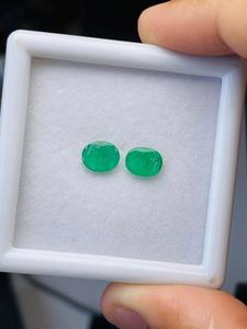 Paire d'émeraudes naturelles de Zambie, taille ovale, 2,12 carats, qualité AAA, belle couleur, coupe et polissage parfaits pour la création de bijoux. - Product Image 3