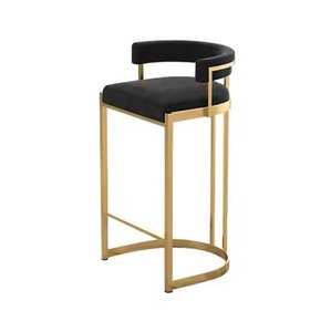 Tabouret et chaise de bar en velours noir sur mesure, dossier incurvé, structure dorée, pour comptoir de bar de luxe. - Product Image 6