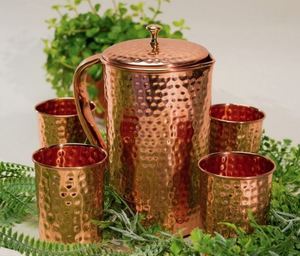 Ensemble de carafes en cuivre pour un service d'eau luxueux et artisanal, avec verres, durable et réutilisable, pour la cuisine. - Product Image 3