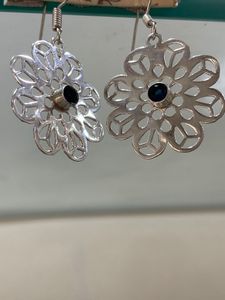 Pendientes colgantes clásicos de plata alemana con diseño floral al por mayor para mujer, joyería pequeña de moda de calidad para mujer - Product Image 5