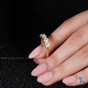 แหวนแต่งงานทองคำขาว 14K ประดับเพชรทรงกลม 5 เม็ด แบบครึ่งวง แหวนครบรอบแต่งงานสำหรับผู้หญิง - Product Image 4