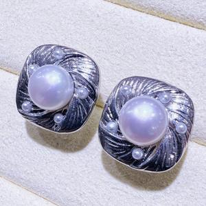 Boucles d'oreilles classiques en argent S925 de style rétro médiéval, avec perles d'eau douce carrées - Product Image 2