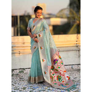 Sari de Tul Azul Cielo con Estampado Floral Bohemio Teñido con Hilo de Seda Paithani para Bodas de Elite Weaves 450g - Product Image 1