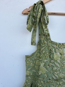 Vestido maxi sin mangas con estampado floral verde y corte en A, con dobladillo escalonado, estilo bohemio, casual de verano, ajuste holgado, con tirantes para atar en los hombros. - Product Image 2