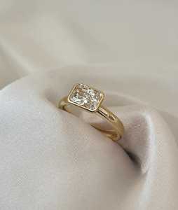 Bague solitaire en diamant radiant cultivé en laboratoire, taille East West, 1,5 carat, sertie clos, certifiée IGI, bague de fiançailles en or 14 carats - Product Image 1