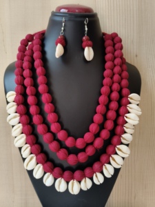 Collar Hecho a Mano con Cuentas de Tela Negra y Conchas de Cauri, Joyería Tribal Tradicional Boho para Mujer - Product Image 4