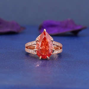 Anillo de compromiso de oro rosa con diamante talla pera de fantasía, diseño de corona doble pavé y cesta, solitario para mujer, certificado IGI, con banda de oro. - Product Image 4