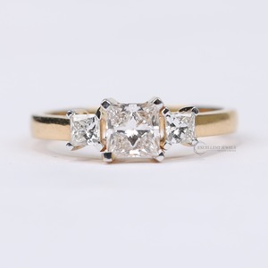 แหวนเพชรทรงปรินเซสคัท 3 เม็ด น้ำหนัก 1.00 กะรัต ทองคำขาว 18K เพชร CVD ผลิตในห้องปฏิบัติการ รับรองโดย IGI ชุดของขวัญเครื่องประดับหรูหรา - Product Image 1