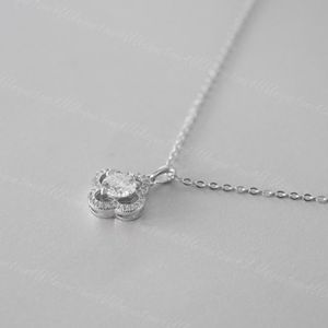 จี้เงินแท้รูปโคลเวอร์สี่แฉกประดับมอสซาไนต์ทรงกลม ดีไซน์น่ารักสำหรับผู้หญิง - Product Image 3