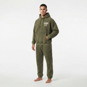 Conjunto Deportivo para Hombre al por Mayor, Oversize, Verde Oliva con Lavado Ácido, Sudadera con Hombros Caídos y Bolsillo Canguro, Pantalón Jogger a Juego con Cordón Ajustable - Product Image 3
