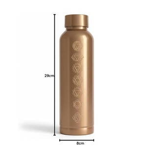Bouteille en cuivre gravée avec symboles de chakras verticaux, récipient à eau métaphysique en cuivre pur, vente en gros - Product Image 3