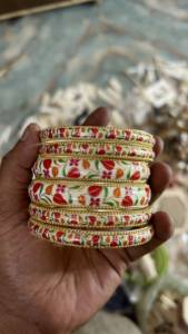 Brazaletes Étnicos de Metal Hechos a Mano con Diseño de Corona e Incrustaciones Únicas - Accesorios de Moda Premium para Fiestas - Product Image 5