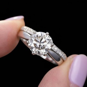 Bague solitaire en moissanite ronde de 6,5 mm avec demi-bague éternité en argent 925, ensemble de bijoux de mariage et de fête pour les mariées - Product Image 4