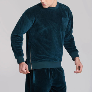 ชุดเสื้อและกางเกงสเวตเตอร์พรีเมียมลายกราฟิก สวมใส่สบาย ทรงโอเวอร์ไซส์ เหมาะสำหรับสตรีทแวร์ ลุคสบายๆ หรือการเดินทาง - Product Image 4