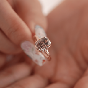 แหวนหมั้นเพชรเม็ดเดี่ยวทรงยาว 2.5 กะรัต สีน้ำตาล ผลิตในห้องปฏิบัติการ ดีไซน์แบบ Old Mine Cut ตัวเรือนทอง 14K ประดับเพชรทรง Cushion แบบโบราณ - Product Image 3