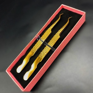 Ensemble de pinces à cils plaquées or avec grip diamant, pointe précise et lisse, 2 pinces, rose clair, emballage en boîte cartonnée - Product Image 1