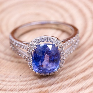 Bague en or blanc 18 carats avec saphir bleu naturel taille coussin et halo de diamants, à double sangle, Memoria Jewels, vente en gros - Product Image 1