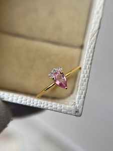 แหวนพลอยแซฟไฟร์สีชมพูมินิมอล แหวนหมั้นพลอยแซฟไฟร์ธรรมชาติ เงินแท้ 925 ชุบทอง 14K รูปทรงลูกแพร์ - Product Image 6