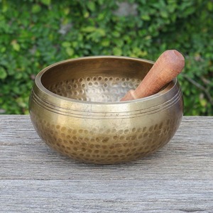 Bol chantant Sacrosanct en laiton, outil de méditation traditionnel pour le yoga, la thérapie sonore, la relaxation et l'énergie spirituelle - Product Image 3