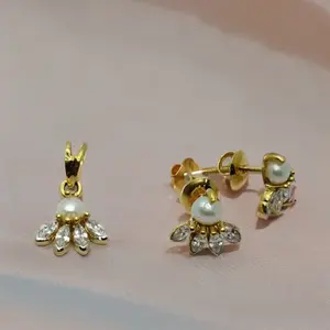 Boucles d'oreilles élégantes en or, perles et cristaux, avec pendentif assorti et ensemble de bijoux pour femmes - Product Image 3