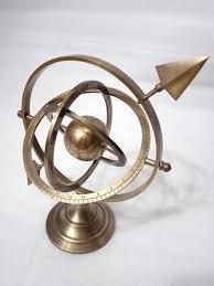 Sphère armillaire en laiton avec anneaux célestes et centre terrestre rotatif, décoration de bureau, design traditionnel - Product Image 4