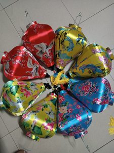 Lanterne décorative en soie, fabriquée au Vietnam, lanterne en tissu artisanal, abat-jour suspendu pour une utilisation intérieure et extérieure, pour la maison, les festivals et l'ambiance. - Product Image 6