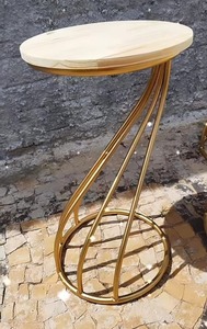Table basse ronde en métal à trois pieds avec design décoratif industriel, plateau en marbre, mobilier moderne pour salon, style contemporain - Product Image 5