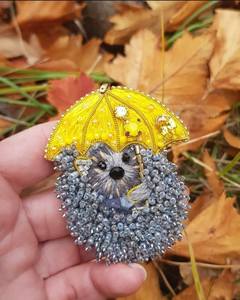 Broche de luxe brodée avec des détails de perles cousues à la main, broderie artisanale, bijou perlé pour femme - Product Image 5