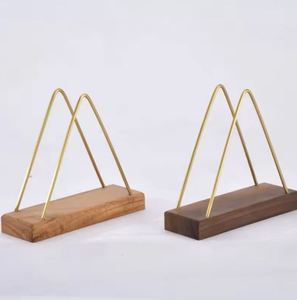 ที่ใส่กระดาษเช็ดปากโลหะรูปสามเหลี่ยมสีทองสำหรับร้านอาหาร คาเฟ่ โรงแรม พร้อมฐานไม้ - Product Image 5