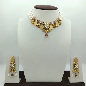 Parure de collier ras-du-cou plaqué or traditionnel avec perles blanches, pierres roses et boucles d'oreilles pendantes en perles, bijoux de mariée - Product Image 1