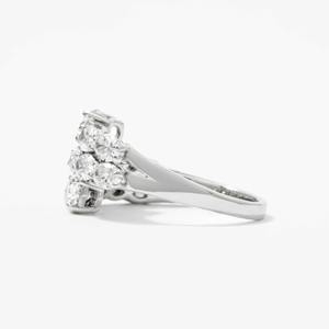 Elegante Anillo de Compromiso de Oro Blanco de 14K con Diamante Cultivado en Laboratorio de Corte Brillante Redondo de 2.35 Ct, F VS1, Tres Hileras, Certificado IGI, para Mujer - Product Image 2