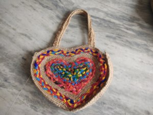 Sac fourre-tout portable en polyester fait main avec fermeture éclair, en forme de cœur, coloré, en tissu recyclé tressé, style bohème, pour le shopping et la plage, avec chaînes - Product Image 2