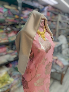 ผ้าชุดเดรสสีชมพูฝุ่นแบบฟรานซาวี ดีแรค พร้อมลายดอกไม้สีทองแบบแจ็คการ์ด และผ้าคลุมไหล่แบบเรียบเข้าชุด - Product Image 2