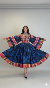 Vestido Afgano Kuchi Fusion Negro Medianoche Moderno con Estampados Florales Azules Brillantes y Bordado en Contraste Rosa Neón - Product Image 2