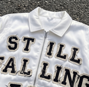 Blouson Bomber en Satin Blanc Brodé pour Homme, Style Vintage avec Patch Lettres, Fermeture Éclair et Col Rabattable - Product Image 4