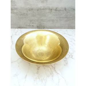 Le bol de service en laiton transforme votre table en une expérience culinaire royale. La beauté du laiton repose dans sa riche chaleur dorée. - Product Image 5