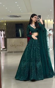 Lehenga verde de diseñador con bordado de hilo y lentejuelas, blusa sin coser y dupatta de malla con bordado de hilo y lentejuelas de seda. - Product Image 3
