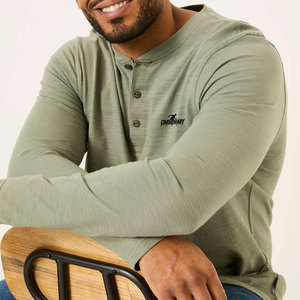 Camiseta Henley de calidad premium con diseño cómodo y ligero, tacto suave y diseño clásico. - Product Image 6