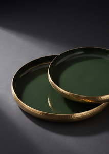 Plateau de service rond moderne en métal émaillé vert avec bordure dorée martelée – Décoration esthétique pour la maison, centre de table, articles de vaisselle - Product Image 3
