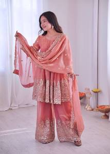 Conjunto de Salwar Kameez de Seda Fandy Rosa Bordado de Dos Tonos con Trabajo de Espejo, Sharara y Dupatta, Traje Tradicional para Diwali y Graduación - Product Image 3