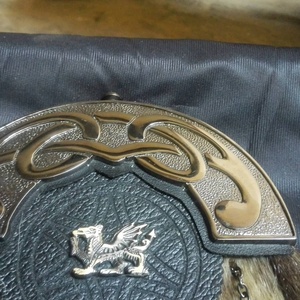Sporran Escocés de Cuero Genuino con Tartán Tradicional Laxey Manx y 3 Borlas - Prenda Escocesa Personalizada - Product Image 2