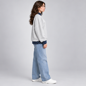 Sudadera de cuello alto gris claro para mujer con ribete de lunares azul oscuro y gráfico universitario, manga larga, estilo casual, personalizada - Product Image 4