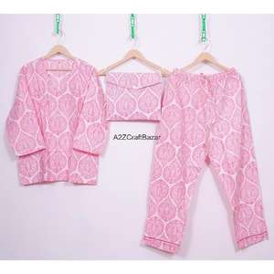 ชุดนอนผู้หญิงลายดอกไม้ทำมือ แขนสามส่วน คอวี เอวยางยืด เนื้อผ้านุ่ม ระบายอากาศได้ดี แห้งเร็ว เรียบลื่น ผ้าฝ้าย 100% - Product Image 1