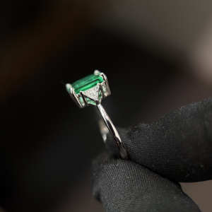 Bague de fiançailles Provence GRG pour homme, diamant taille émeraude 2,0 carats, sertissage clos, or blanc 14 carats, pierres latérales rondes, certifiée IGI - Product Image 4