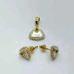 Boucles d'oreilles clous élégantes en or 22 carats avec perles et pierres vertes, design triangulaire classique, et pendentif assorti pour femme - Product Image 1