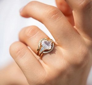 แหวนหมั้นเพชรทรงรีเจียระไนแบบสเต็ปคัท ทองคำแท้ 14K เพชรเลี้ยงในห้องปฏิบัติการ พร้อมเพชรทรงบาแก็ตต์ไล่ระดับ และชุดแหวนแต่งงานแบบวงโค้ง 2 วง - Product Image 5