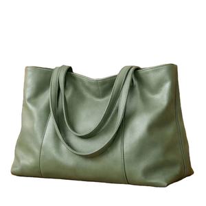 Ce sac fourre-tout vert sauge ressemble à un sac à main en cuir PU, similaire aux modèles des marques de sacs. - Product Image 1
