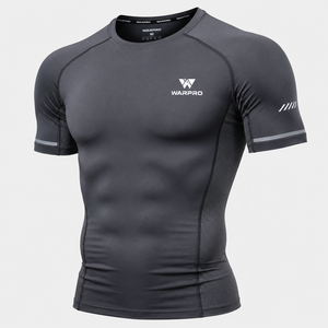 เสื้อรัดกล้ามเนื้อแขนสั้น Warpro สำหรับผู้ชาย แห้งเร็ว ผลิตจากผ้าสแปนเด็กซ์และโพลีเอสเตอร์ เหมาะสำหรับออกกำลังกาย มีโลโก้ด้านหน้า ไซส์ M สำหรับผู้ใหญ่ - Product Image 1