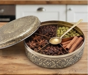 Boîte à épices ronde élégante en argent fini avec couvercle décoré d'un paon, récipient à épices traditionnel pour cuisine et salle à manger modernes - Product Image 1